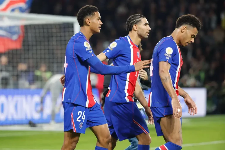 Senny Mayulu, Achraf Hakimi, Désiré Doué ©Alamy