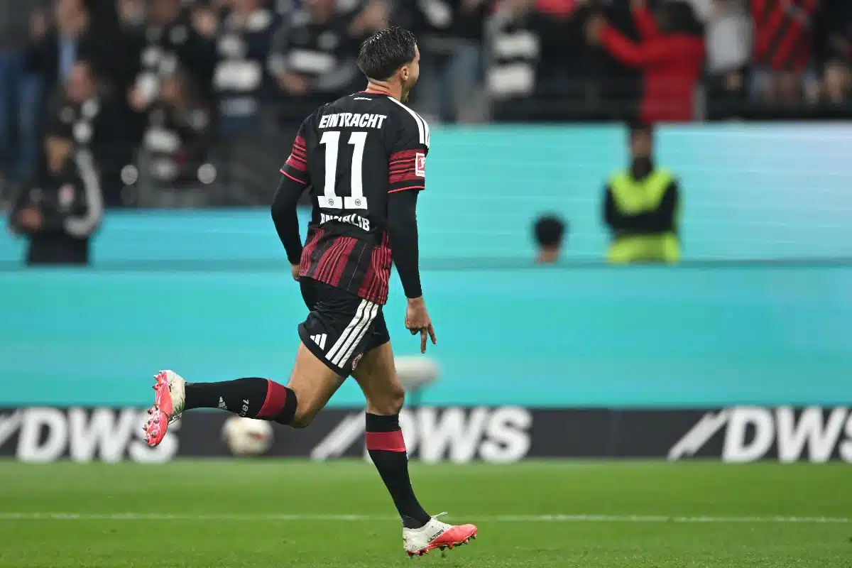 Younes Ebnoutalib sous le maillot de Francfort