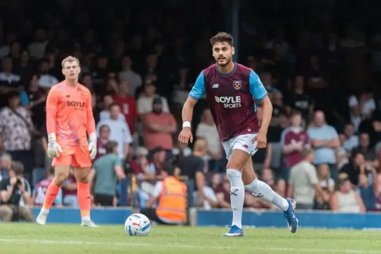 Mavropanos sous le maillot de West Ham @Alamy