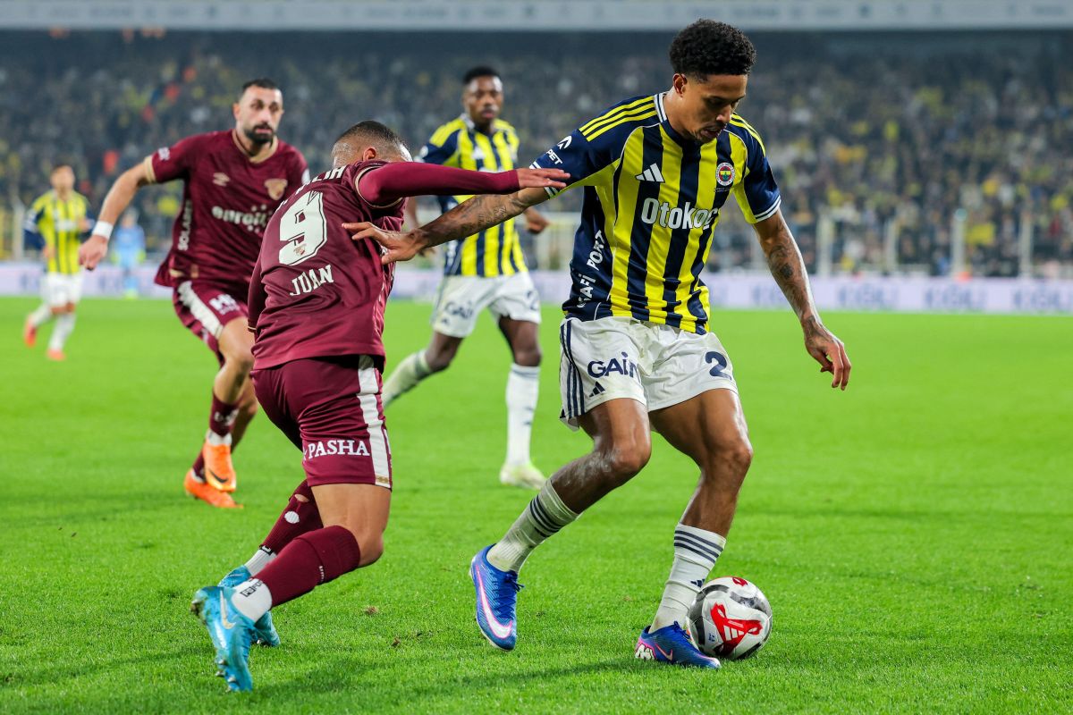 Jayden Oosterwolde sous les couleurs de Fenerbahçe @Alamy